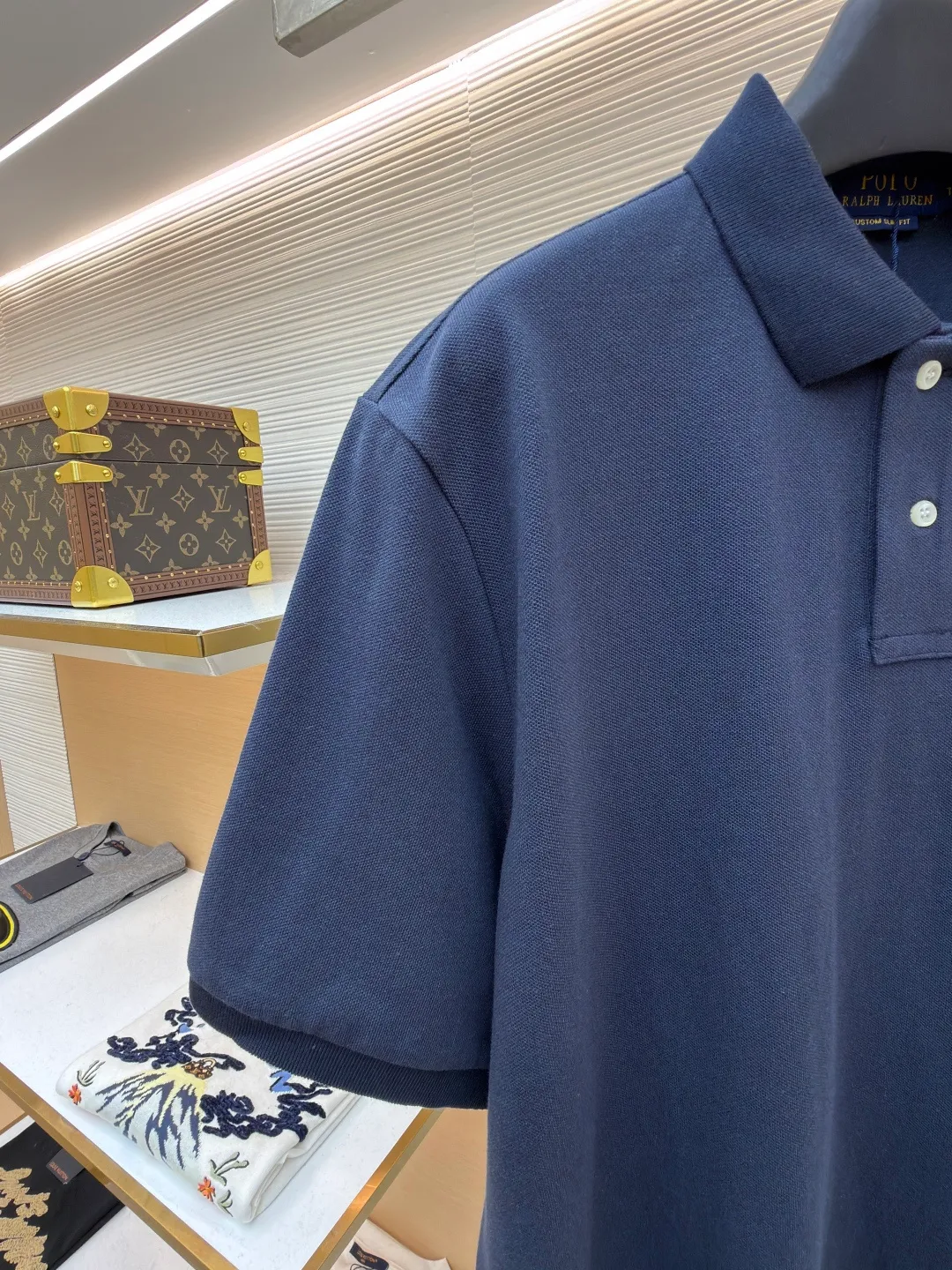 Ralph Lauren embroidered logo Polo shirt ●Original version: Purchased and developed for 1290 ●Item number: 1682565-A15 ●Material: pure cotton pique fabric ●Technology: embroidery production ●Color: navy ●Version: fitted version ●Weight: about 295 grams ●Size: S-M-L-XL ●Description: Customized pure cotton sateen pique, tight and delicate, comfortable and skin-friendly, elegantly presented with a touch of deep black The iconic white pony embroidery is like a smart musical note dancing on the black canvas. It is simple but highly recognizable. It is a versatile artifact in the wardrobe. It has a very simple shape and contains the soul of fashion. It adopts imported machine embroidery technology. It uses advanced computer control systems and precision mechanical parts to realize the iconic pony embroidery operation with high precision. The lines are smooth and delicate, and the fabrics have been washed. It has a better hand feel and texture. It is not easy to deform, not easy to shrink, not easy to fade, and maintains long-term beauty. The overall wiring is straight and delicate, the fabric is comfortable and soft, and the color is consistent without color difference. It can be matched with the same style to create a fashionable look and control various occasions. Customized accessories, complete with three standards, same style for men and women!